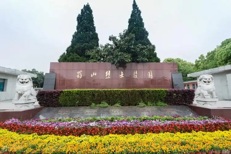 尤其在周围山麓先后新建了2万余亩水面的人工湖,占地400亩的烈士陵园