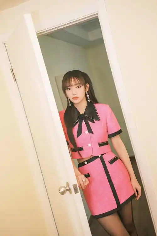 程潇小香风穿搭上线,高扎马尾粉色西装,又温柔又甜美_时尚_感觉_魅力