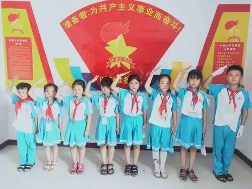 大队长和中队长们宣誓,敬礼.