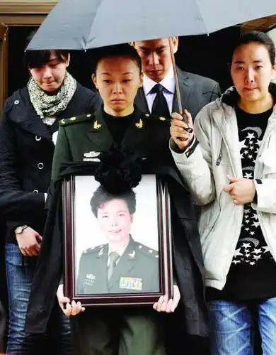 郭晨送别母亲陈招娣