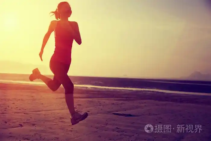 慢跑在日出时的女人