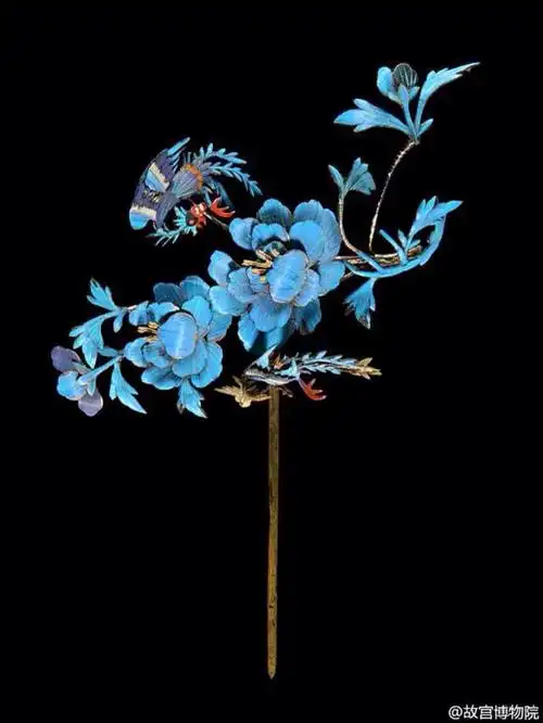 【点翠凤戏牡丹纹头花】——清,故宫博物院.