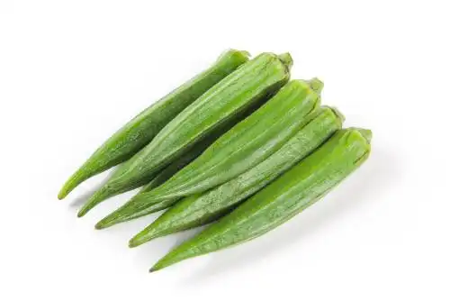 白底上的新鲜秋葵 秋葵