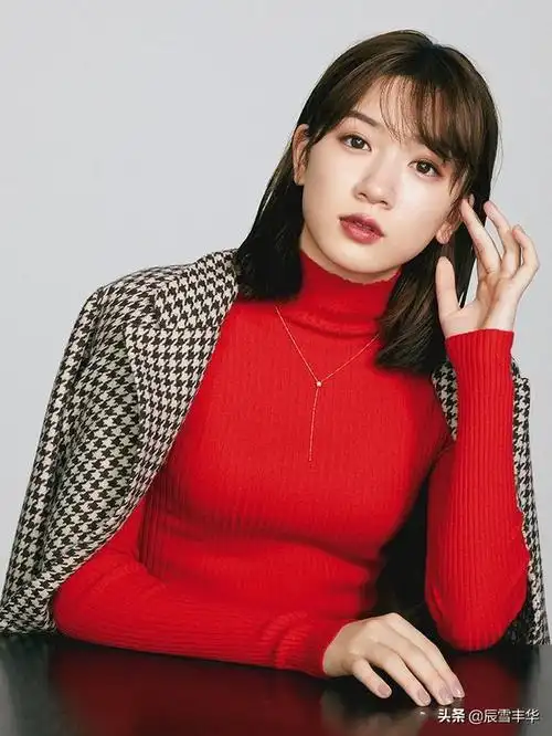 日本模特永野芽郁写真曝光红蓝绿针织衫打造熟女形象太甜美