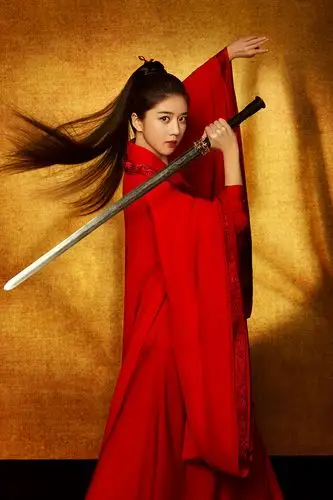 1/ 12 近日,95后新生代演员李凯馨曝光了一组古装红衣扮相写真.