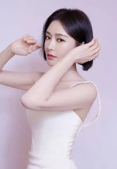 秦岚春日浪漫时尚写真,身材优越,颜值明艳动人!_气质_照片_短发