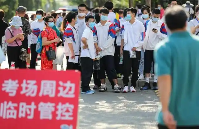 但是昨天的高考考场也是各种新闻频传,从开考到考试结束的一系列流程