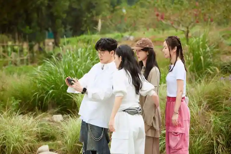 林心如谢娜开启走村活动苏有朋指导拍摄《我们的美好生活》宣传片