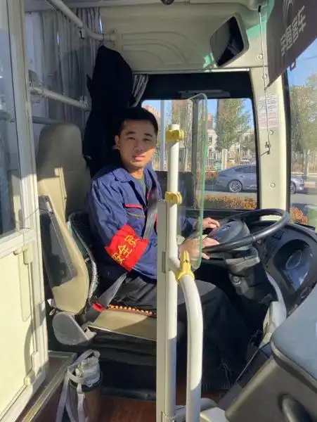 "就是本能反应",大兴公交司机路遇险情挺身救火!|郭冲|货车|驾驶员|油