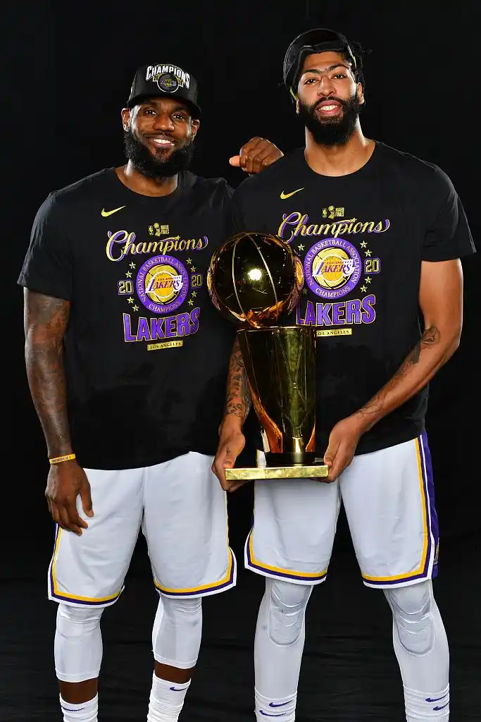 捧杯的滋味太棒了湖人拍摄冠军写真