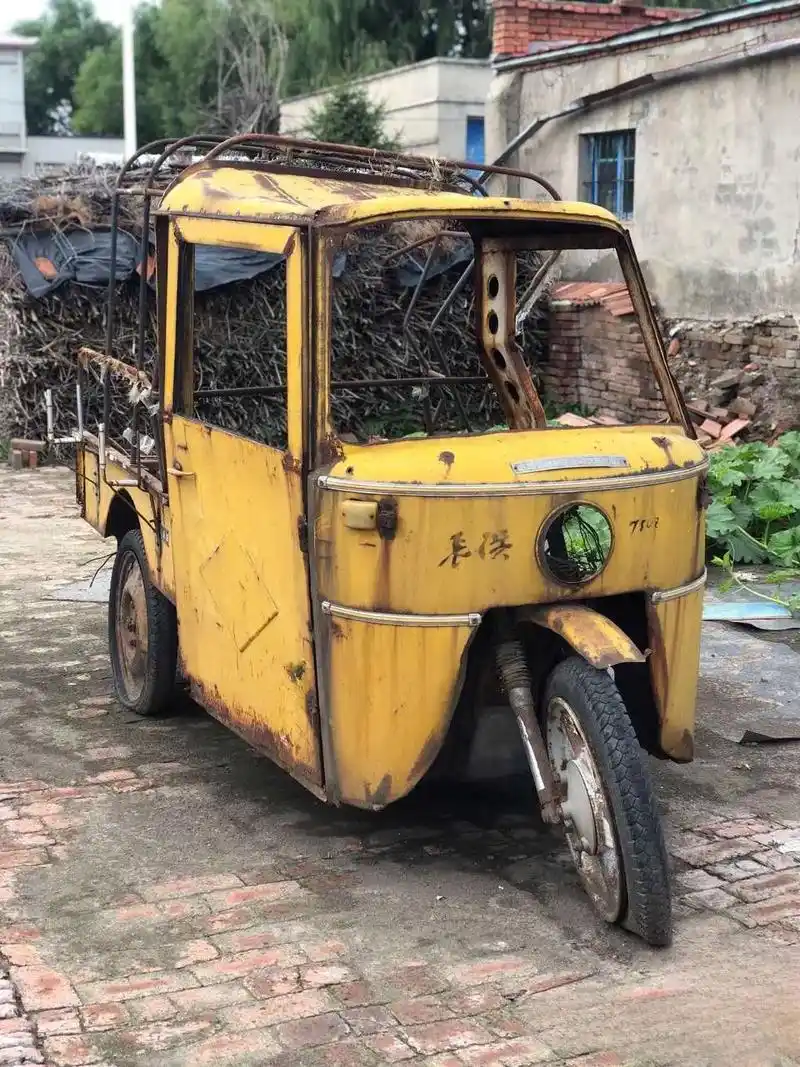 破机动三轮车 80年代的机动三轮车,当年的致富工具,载着乡亲 - 抖音