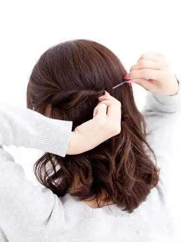 中短发怎么扎好看图解 简单扎发一学就会 (4)