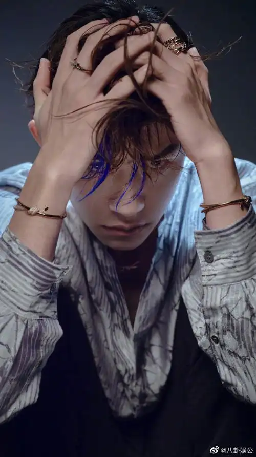 易烊千玺时尚芭莎三月刊封面