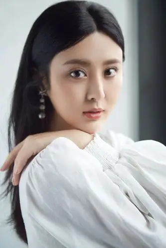 甘露欧洲宫廷风大片新鲜出炉  独树一帜干练十足