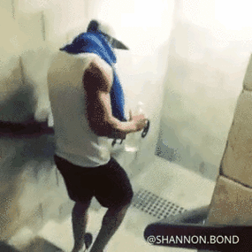 小哥健身后没站稳摔倒了只能爬进了电梯这就是你练腿后的样子