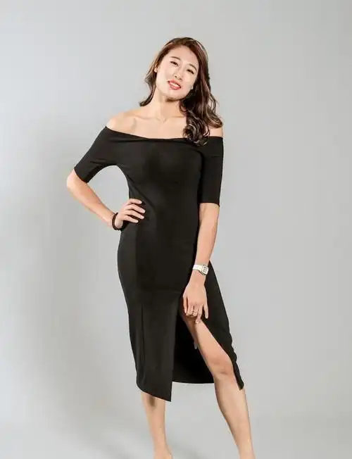 女排最性感的队员刘晏含,红嘴唇大波浪,露背礼服装