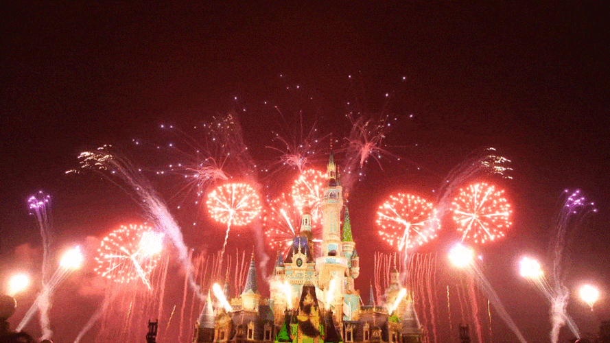 为大家献上了新年前夜的昨晚的奇幻童话城堡为迎接2021年的到来