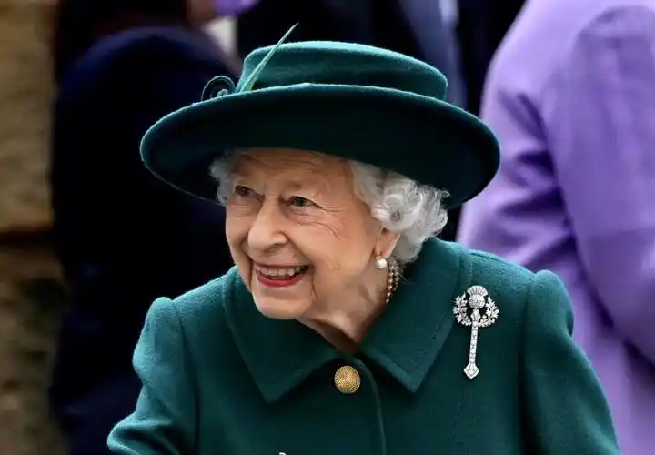 英女王伊丽莎白佩戴祖母玛丽王后的钻石胸针