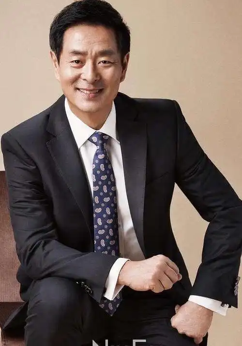 66岁濮存昕老成这样了?头发灰白戴老花镜佝偻着背,难逃岁月魔爪