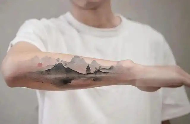 美女把水墨纹身上窦靖童为她打call外媒点赞中国风太高级