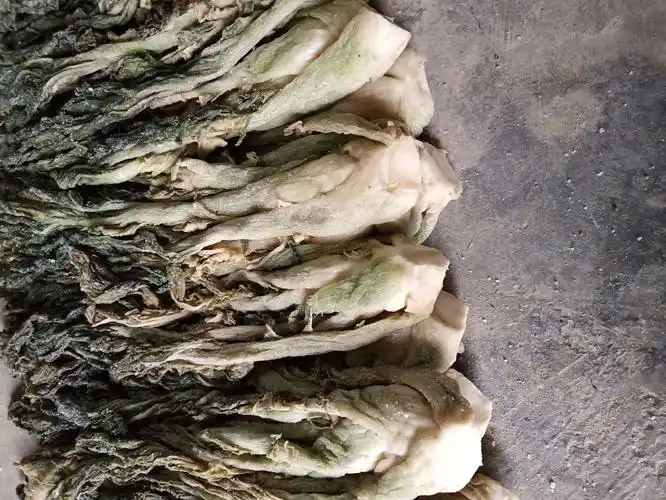 乡间民用新鲜的梅菜经凉晒,精选,飘盐等多道工序制成,色泽金黄,香气