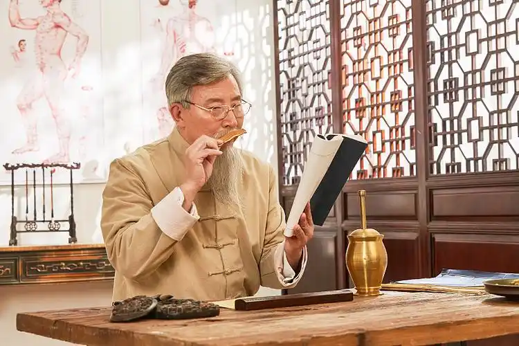 老中医拿着药方