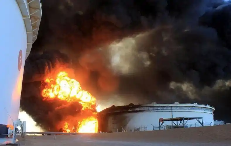 熊熊燃烧的大火.熊熊燃烧的大火.消防员正在奋力灭火.