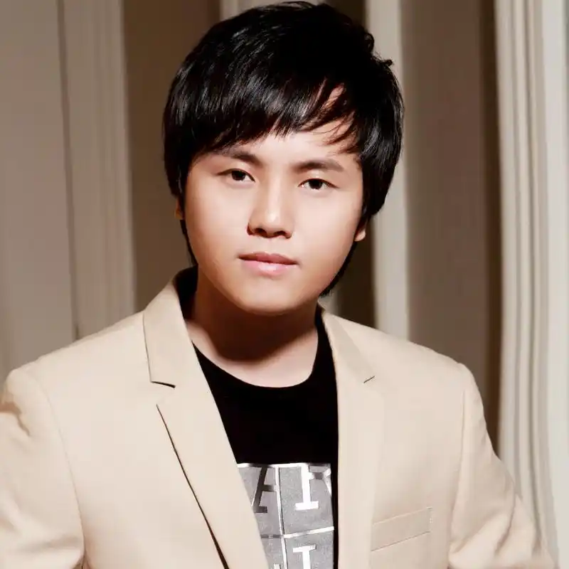 春晚都请不动,却没人说郑源耍大牌!4重身份曝光,到底什么来头