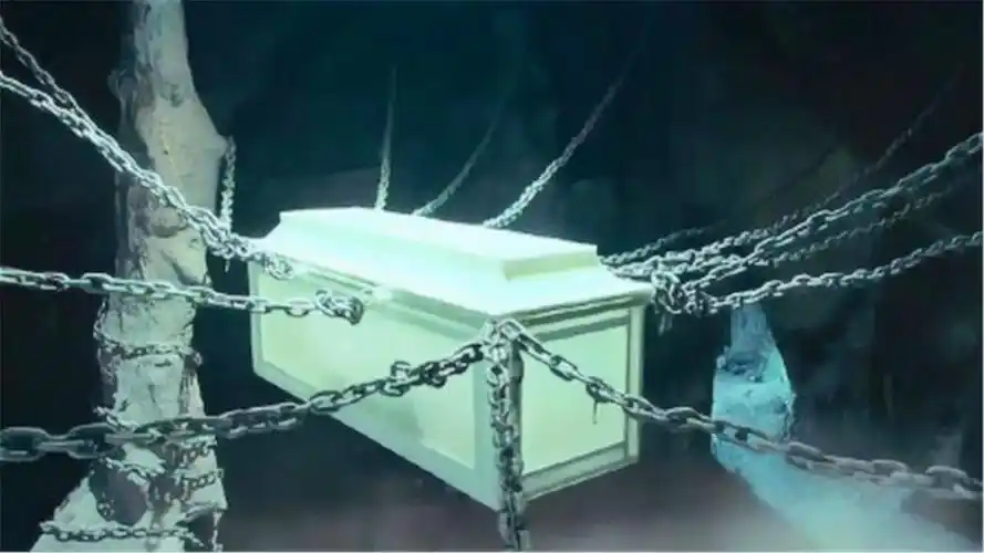 湖北关羽墓被挖开棺椁竟然用4根铁链悬挂