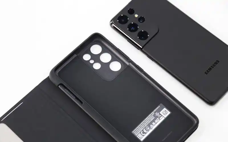 三星galaxys21系列首发上手摄像头设计很吸睛超大杯能同时开2k120hz了