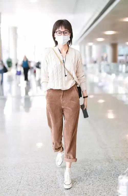 王子文美得张扬穿轻薄毛衣显街头范狗啃短发也就她能驾驭