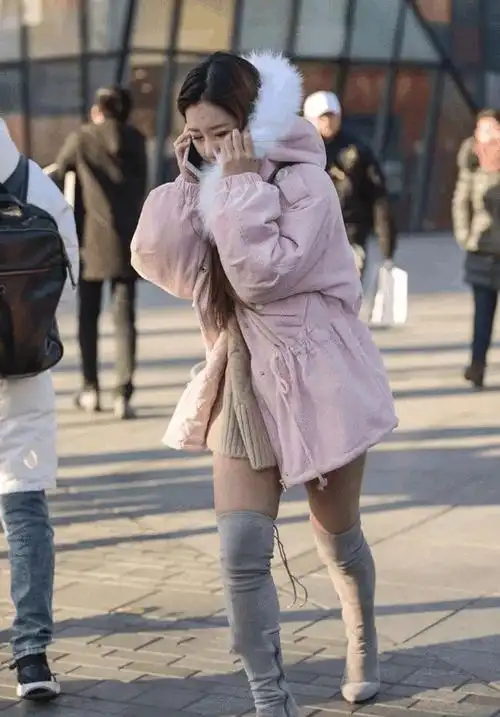 路人街拍寒冬里瑟瑟发抖的美女真的是美丽冻人啊