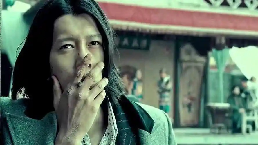 他叫刀子,是一个小混混,但民族大义面前,选择舍生取义,冲上桥的那一刻