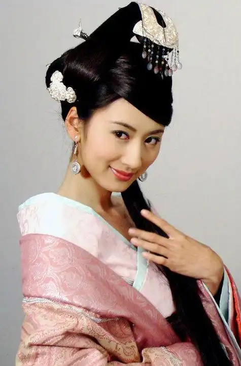 41岁郭珍霓最新近况曝光素颜参加中戏同学会风头不输唐嫣