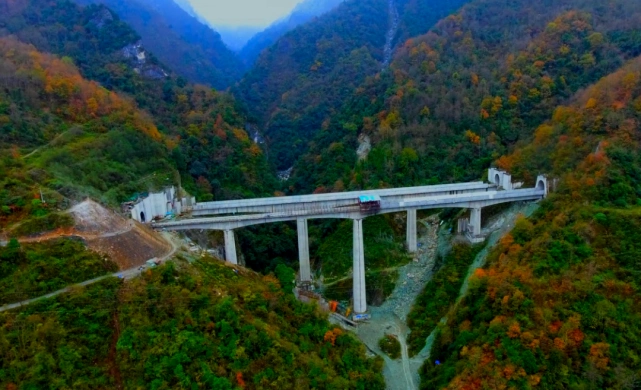 中铁五局承建的成兰铁路跃龙门隧道左线胜利贯通