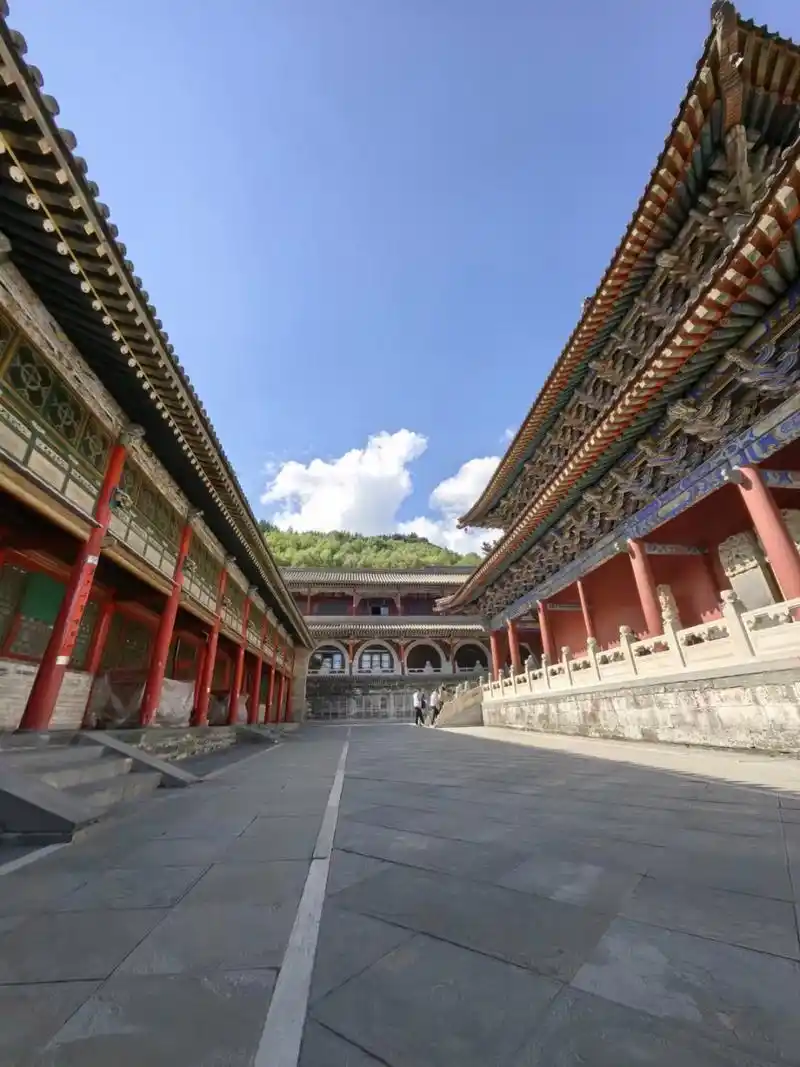 五台山金阁寺[强]红墙灰瓦,高耸入云,气势磅礴,给人以宏伟壮观之感.