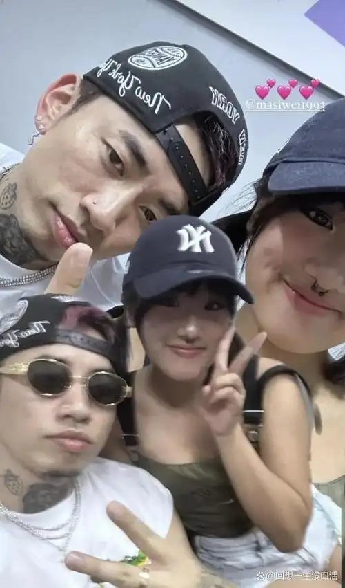 贾静雯大女儿梧桐妹近日在个人社交平台上晒出与知名说唱歌手马思唯在