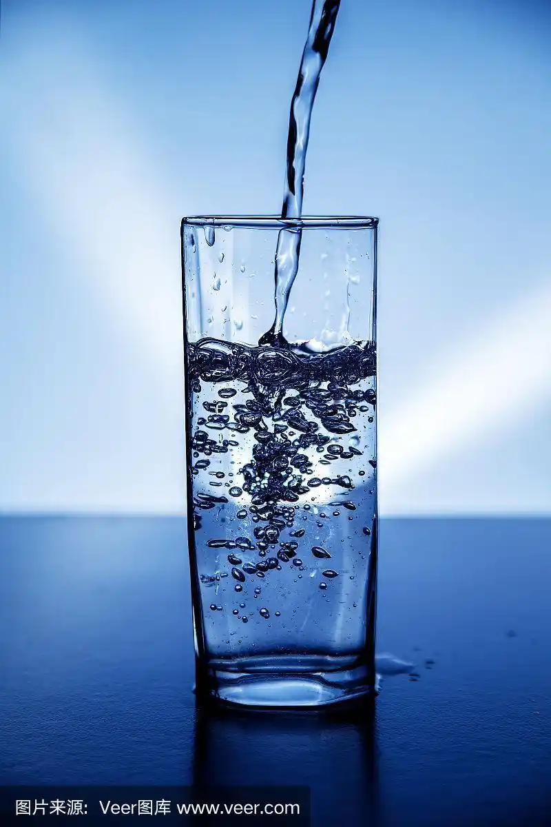 一杯被蓝光照亮的干净的饮用水