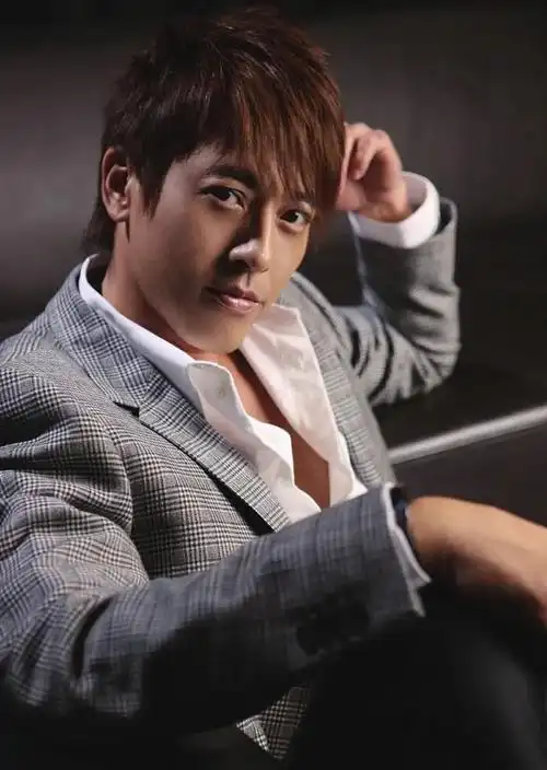 当年拍令狐冲爆红的吕颂贤淡出娱乐圈后现状如何