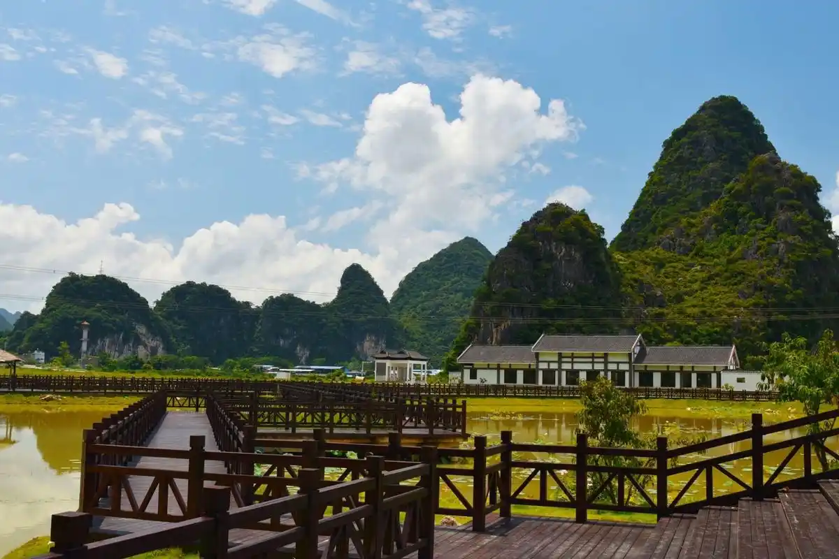 贺州十里画廊景区位于广西钟山县城西北18公里,距贺州30公里,是以