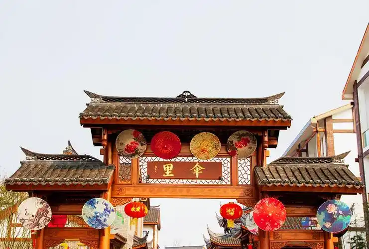 9 四川省泸州市分水岭镇是个百年古镇,是中国目前唯一生产实用油纸伞