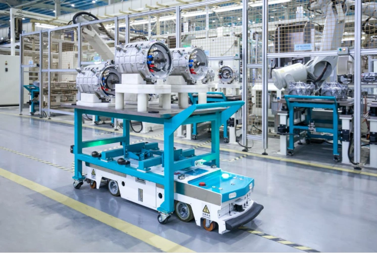 生产线上背着物料的agv机器人