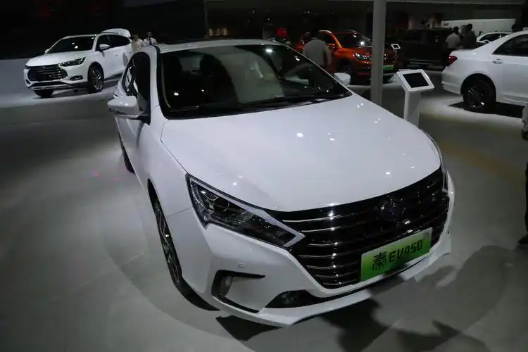 比亚迪秦ev45025万级别专业级智联纯电轿跑车展实拍