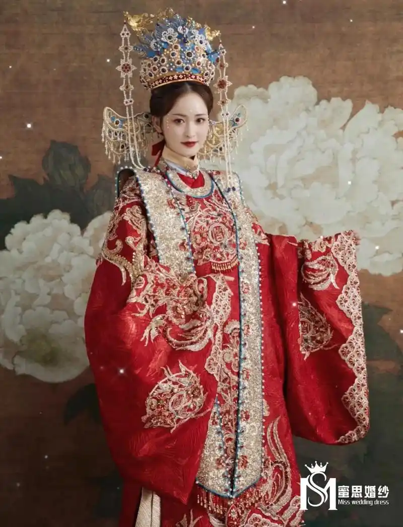 明制婚服 #十里红妆 #凤冠霞帔  高定明制汉服出嫁,美出 - 抖音
