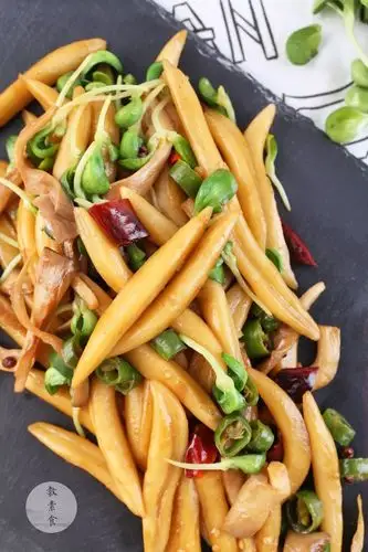 素食江湖青豆苗炒面鱼