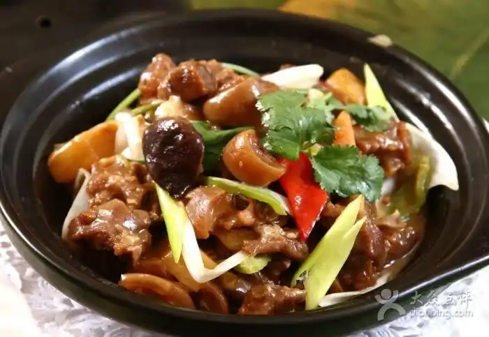 制作黄焖羊肉需要的材料有:羊肉250g,洋葱1个,生姜5片,大蒜5粒,干辣椒