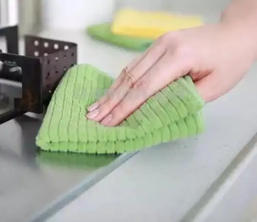 将抹布放入清水锅中,放入生蛋壳,煮沸6分钟,取出来洗干净晾干即可.