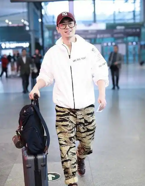 朱亚文夫妇罕见同框他为凹造型不系鞋带沈佳妮牛仔裤洞好大