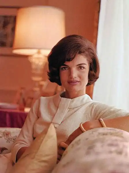 她嫁给总统又改嫁首富,是名媛标杆,晚年却在出版社当小编