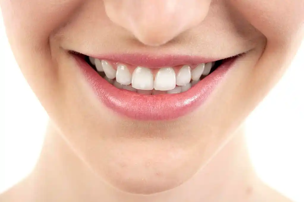 女性的唇露齿的微笑